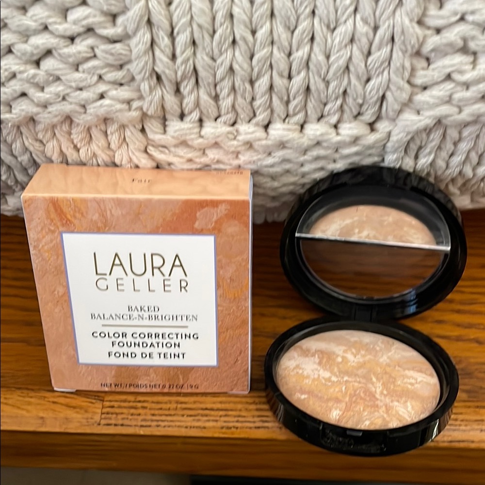 Laura Geller Baked Balance-N-Brighten Foundation - Picture 4 of 4